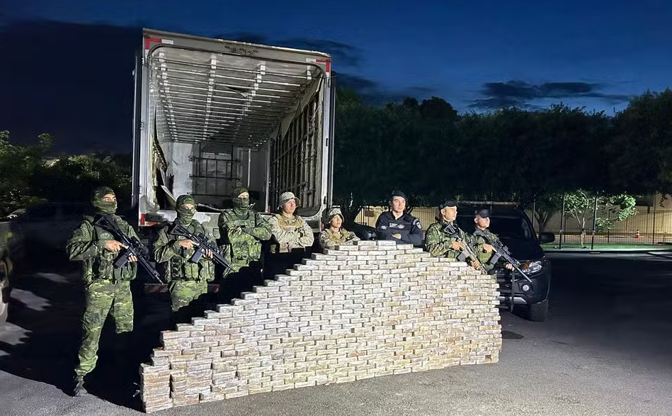 Mais de 400 kg de drogas são apreendidos em caminhão e motorista é preso suspeito de tráfico em MT