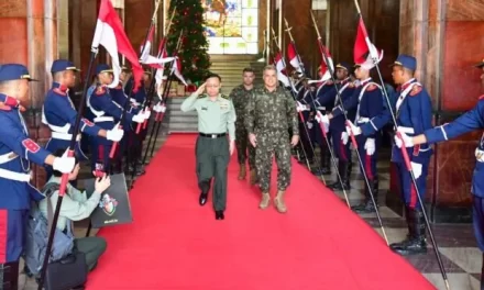 Poder militar chinês desembarca no Brasil: General Xiao Tianliang lidera visita ao Comando Militar do Leste com 16 oficiais do Exército de Libertação Popular