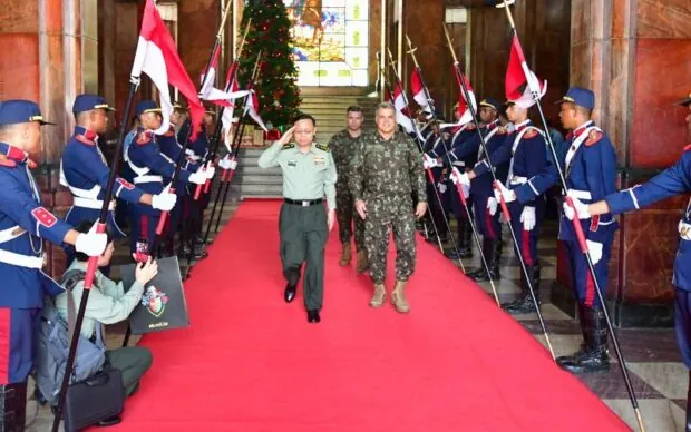 Poder militar chinês desembarca no Brasil: General Xiao Tianliang lidera visita ao Comando Militar do Leste com 16 oficiais do Exército de Libertação Popular
