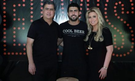 Elvis Khun celebra aniversário com festa inspirada no Rei do Rock