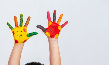 Mãe faz denúncia à polícia após filho com autismo ser agredido em banheiro de escola em MT