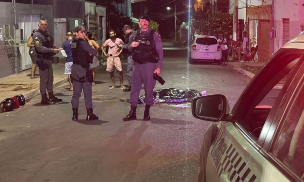 Crime Brutal – Venezuelano é assassinado com facadas no pescoço enquanto caminhava pela rua de Cuiabá.