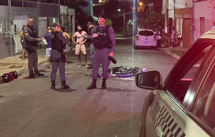 Crime Brutal – Venezuelano é assassinado com facadas no pescoço enquanto caminhava pela rua de Cuiabá.