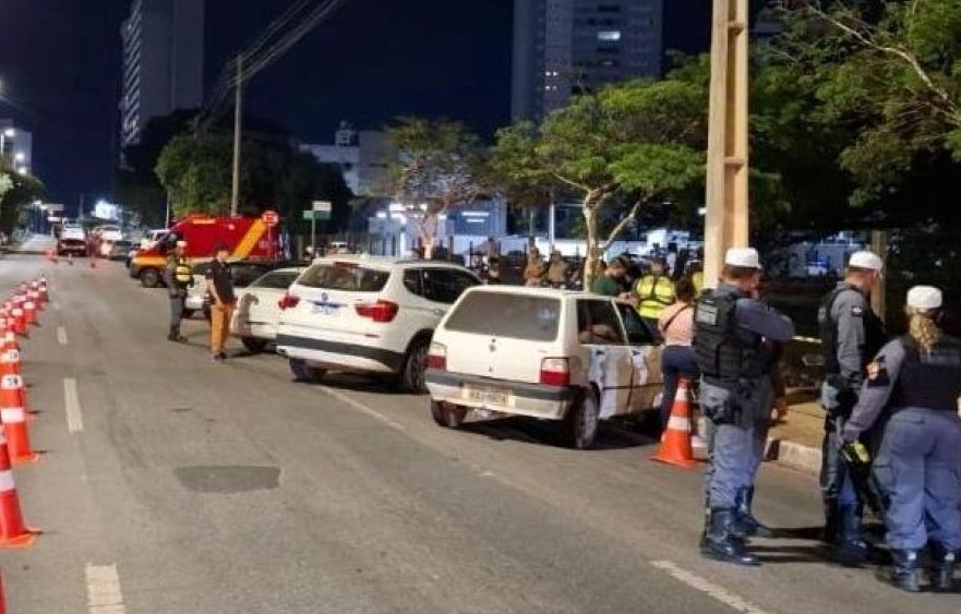 Lei Seca em Ação – Blitz na madrugada detém 16 motoristas por embriaguez na Avenida Miguel Sutil.