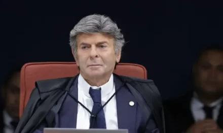 Fux vota para anular todo o processo por falta de competência do STF para julgar os réus