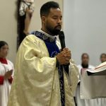 Padre flagrado com noiva pode ser suspenso ou expulso; entenda