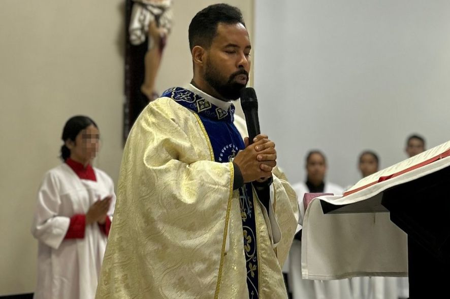 Padre flagrado com noiva pode ser suspenso ou expulso; entenda