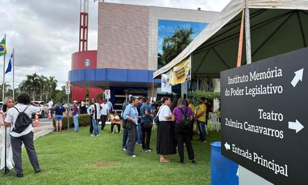 Servidores do Judiciário de MT suspendem greve e ‘acampam’ na Assembleia em protesto por aumento salarial.