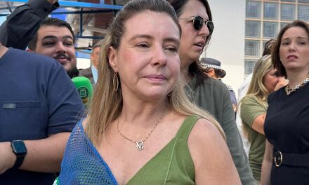 Flávia viaja e Câmara adia audiência que pode cassar mandato de prefeita.