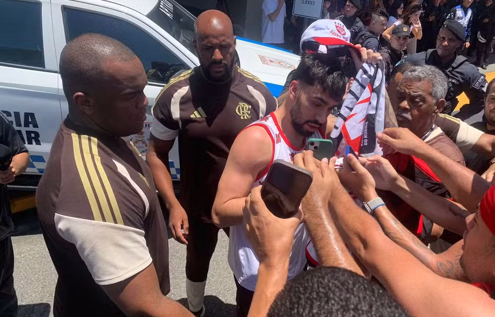 Lucas Paquetá escolhe número de camisa do Flamengo para homenagear Vini Jr