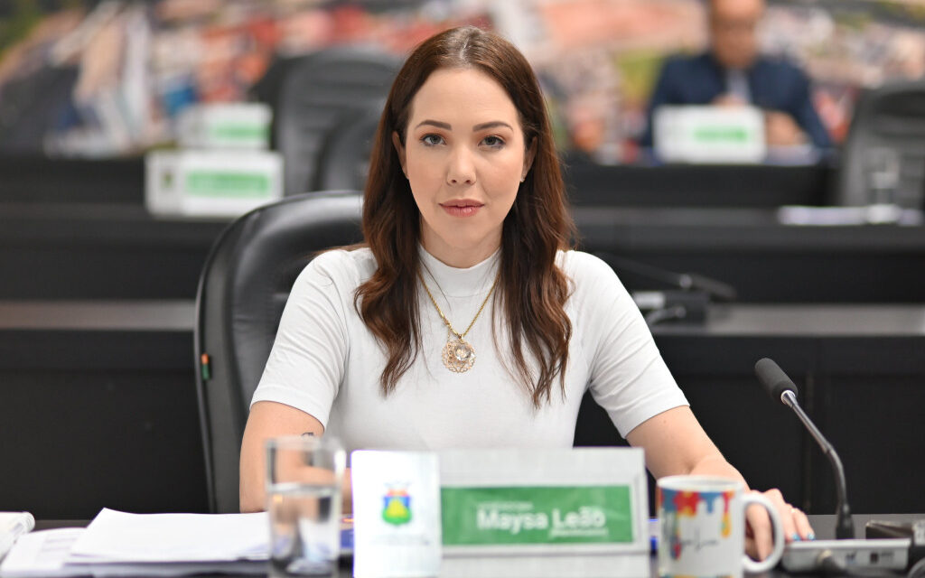 Vereadora Maysa Leão –  Reuni em frente a prefeitura mães e professoras .