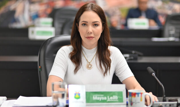 Vereadora Maysa Leão –  Reuni em frente a prefeitura mães e professoras .