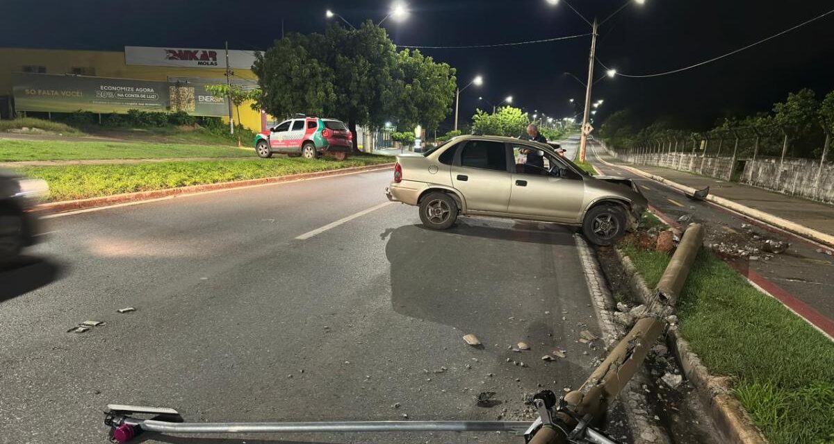 Bêbado bate e derruba poste de luz em avenida de VG; ele acabou preso