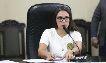 Janaina Riva diz em Tribuna que o Estado dá Calote aos servidores públicos.