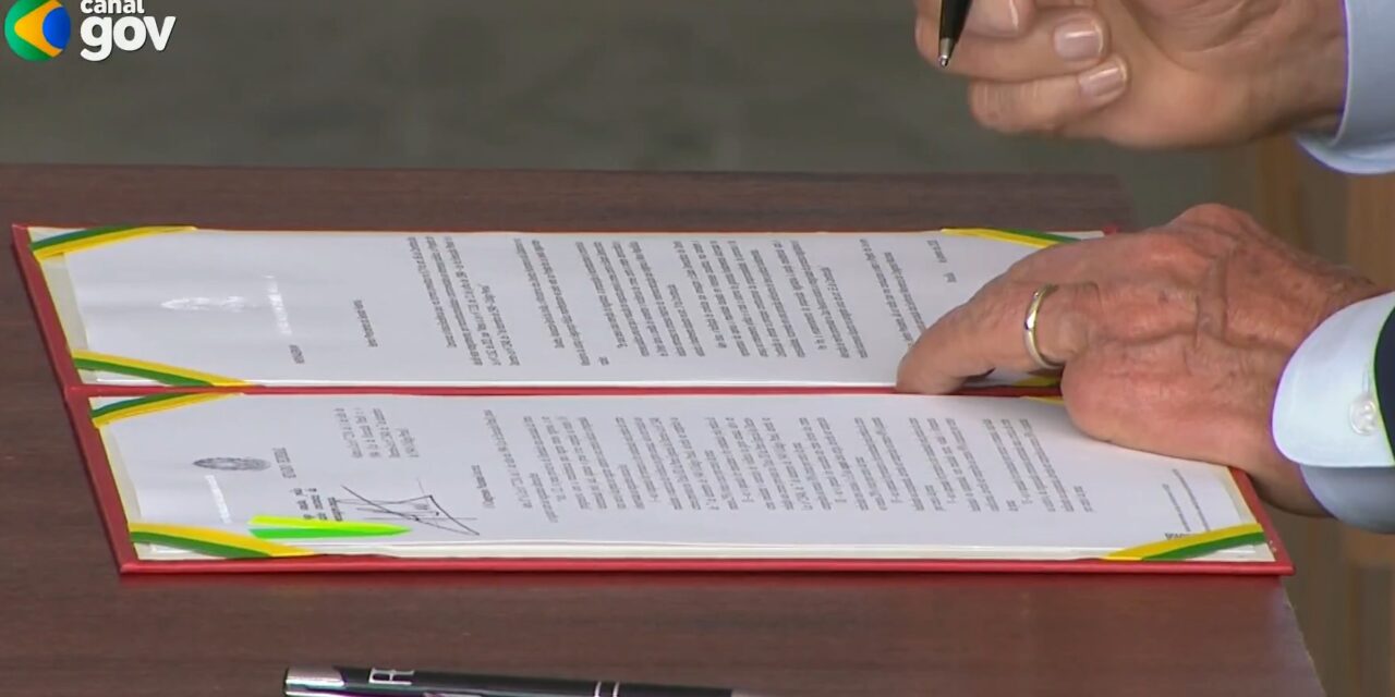 Em evento sobre o 8 de Janeiro, Lula veta integralmente PL que reduz penas de Bolsonaro e condenados por atos golpistas