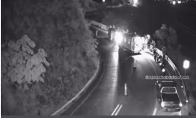 Mulher tenta pular do portão do inferno, mas é salva por bombeiros.