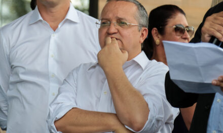 Taques descumpre decisão, ataca filho de Mendes e é multado