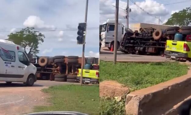 Caminhão transportando sucata tomba na Rodovia dos Imigrantes
