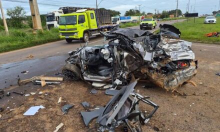 Acidente com HB20, carreta e caminhão deixa feridos e vítima presa às ferragens em Sinop.