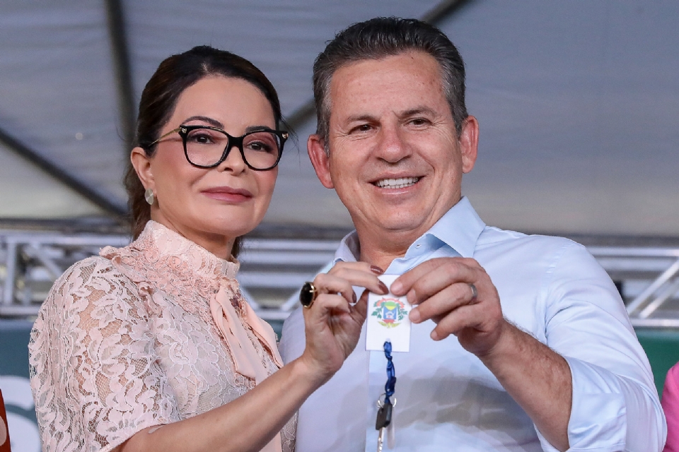 Na UTI, Virginia recebe buquê de flores de Mauro