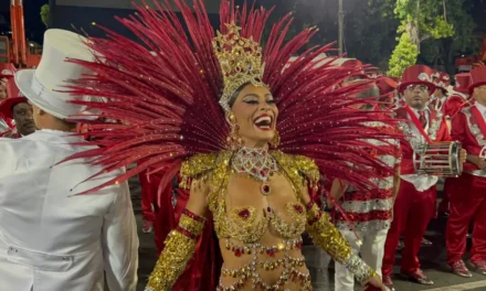 Juliana Paes mostra os bastidores de fantasia avaliada em meio milhão de reais