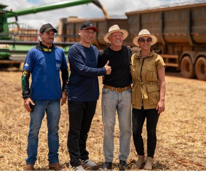 Tradutores chineses acompanham colheita de soja e plantio de algodão em Jaciara durante imersão no agro de MT