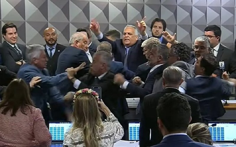 Sessão termina em pancadaria após aprovação de quebra de sigilo de Lulinha.