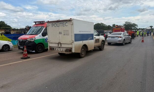 Duas pessoas morrem em acidente entre carros e carreta em VG