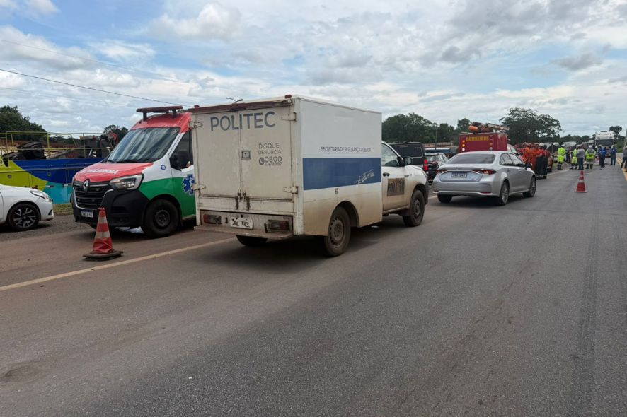Duas pessoas morrem em acidente entre carros e carreta em VG