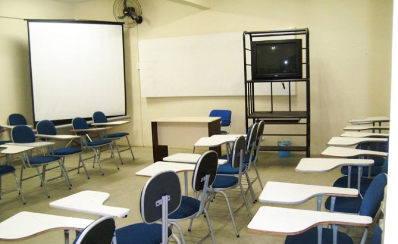 Professor acusado de assédio sexual é inocentado e tenta voltar ao cargo em MT