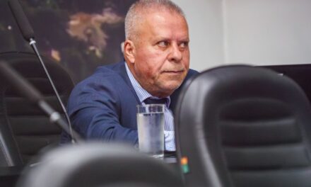 Câmara de Cuiabá lê segundo pedido de cassação contra vereador Chico 2000.