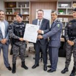 Policial que matou feminicida em fuga é homenageado na Assembleia