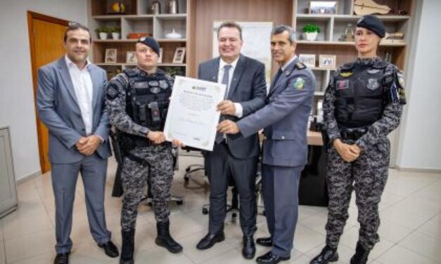 Policial que matou feminicida em fuga é homenageado na Assembleia