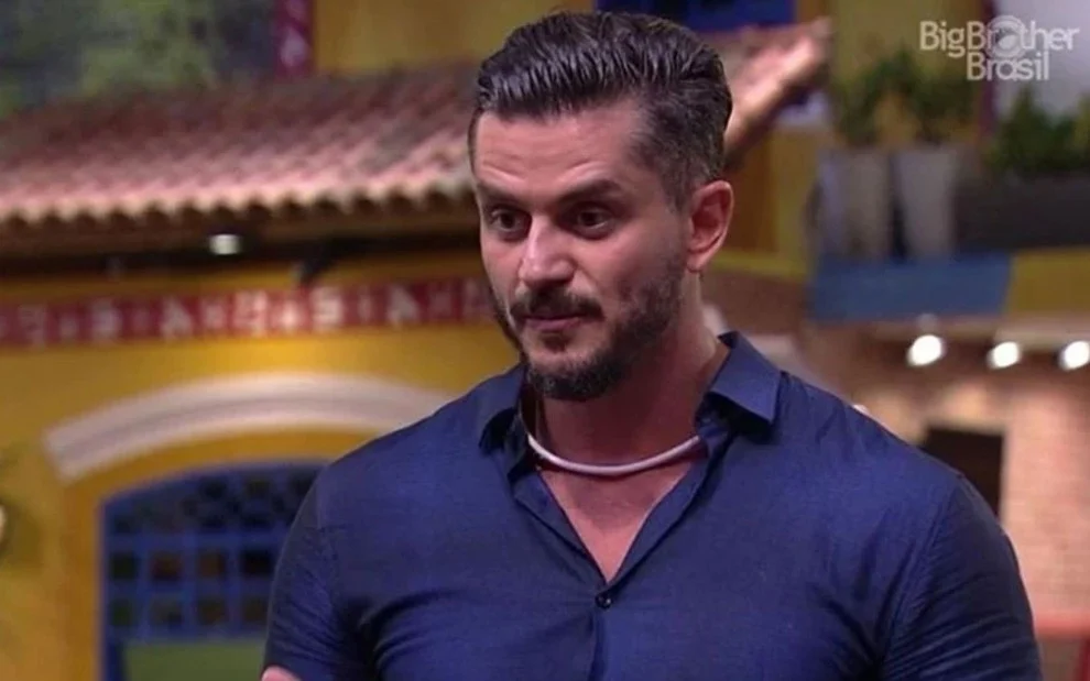 Ex-BBB Marcos Harter é denunciado por paciente após infecção em cirurgia de silicone em Sorriso – MT.