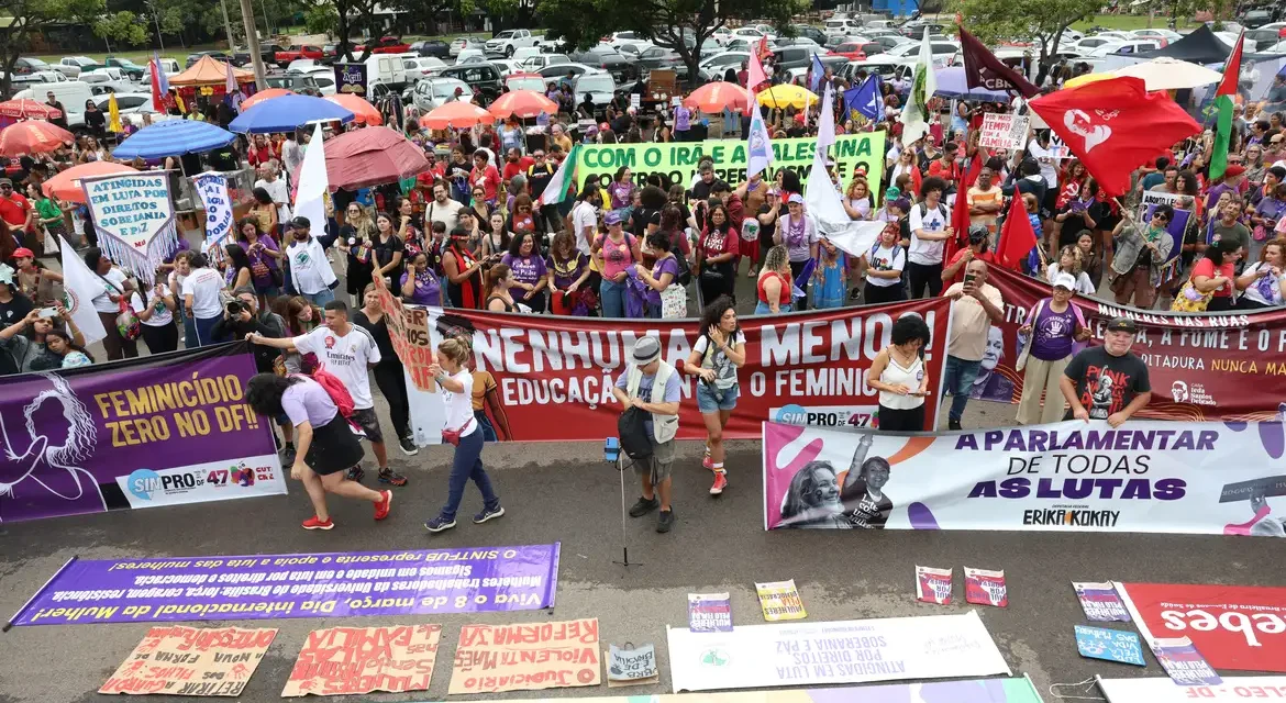 “Parem de nos matar”: exigem mulheres no 8 de março em Brasília
