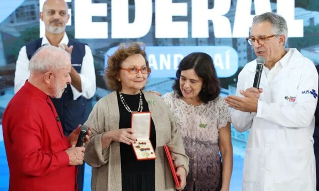 Pesquisadora Margareth Dalcolmo recebe medalha Oswaldo Cruz