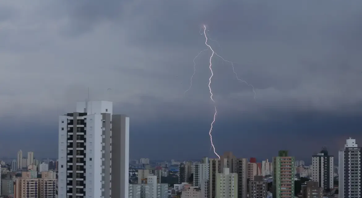 Chuva em SP provoca alagamentos e deixa zona leste em estado de alerta