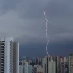 Chuva em SP provoca alagamentos e deixa zona leste em estado de alerta