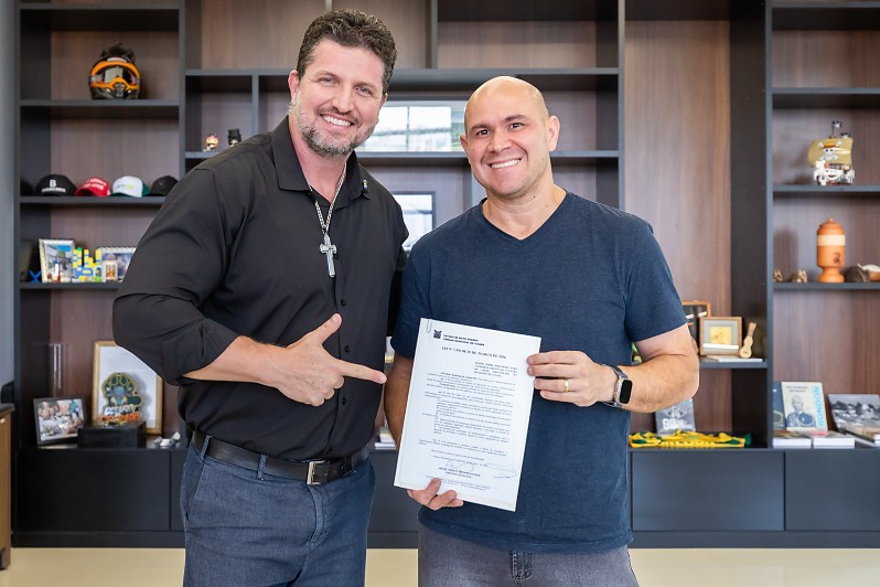 Abilio sanciona leis que reforçam combate à criminalidade e ampliam prevenção de doenças nas escolas