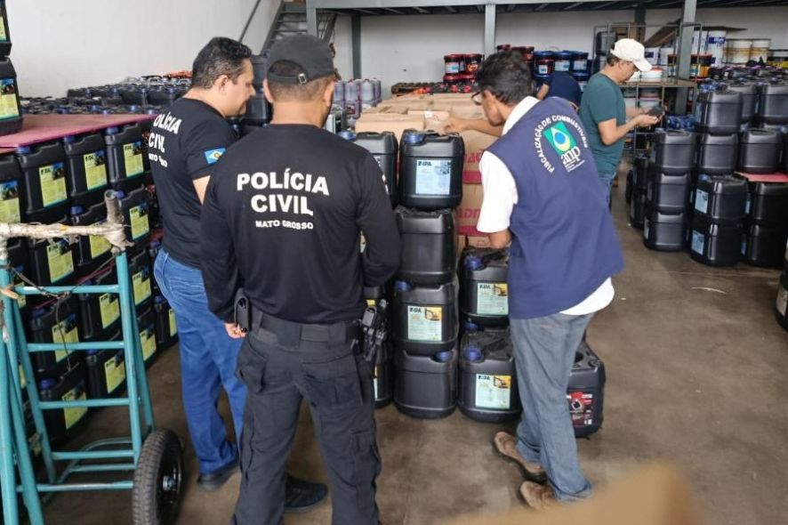 Polícia apreende 2,6 mil litros de óleo lubrificante em Cuiabá