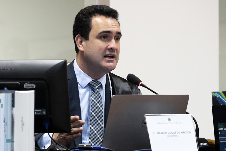 TJ manda clínica indenizar cliente por erro em facetas dentárias