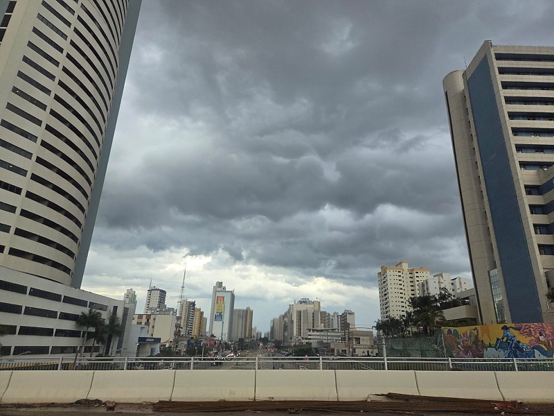 Sexta-feira será de chuva forte, trovoadas e ventos intensos em Cuiabá