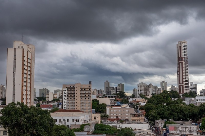 Cuiabá permanece em alerta laranja para chuvas intensas e ventos fortes