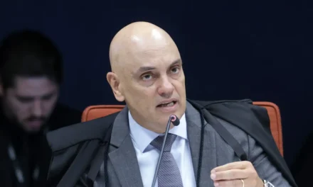 Alexandre de Moraes nega livre acesso de filhos de Jair Bolsonaro à prisão domiciliar