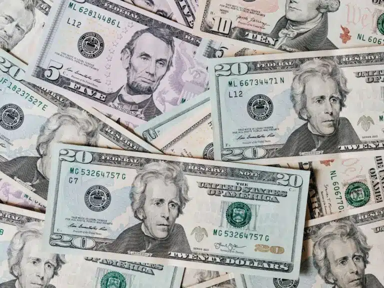 Apesar de guerra, dólar cai 1,27%, e bolsa sobe 3% na semana