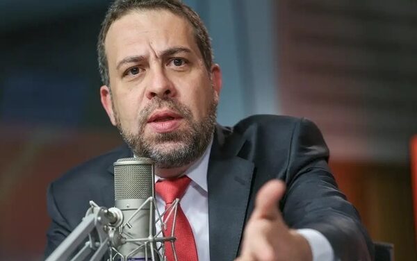 “Negociamos com os caminhoneiros”, diz Boulos sobre greve da categoria
