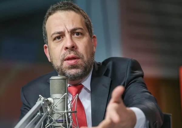 “Negociamos com os caminhoneiros”, diz Boulos sobre greve da categoria