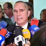 Tião renuncia, abandona Flávia e diz que crise começou “na lua de mel”.