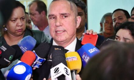 Tião renuncia, abandona Flávia e diz que crise começou “na lua de mel”.