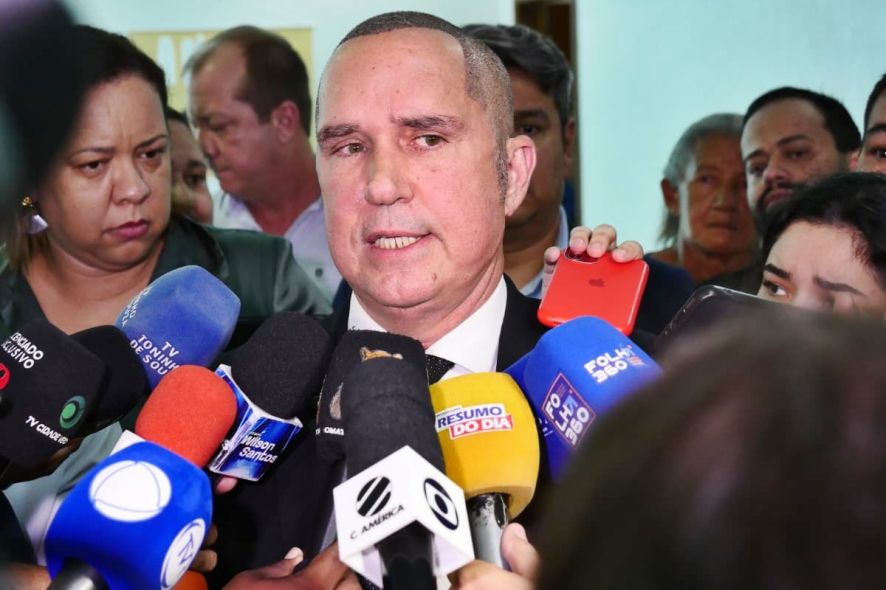 Tião renuncia, abandona Flávia e diz que crise começou “na lua de mel”.